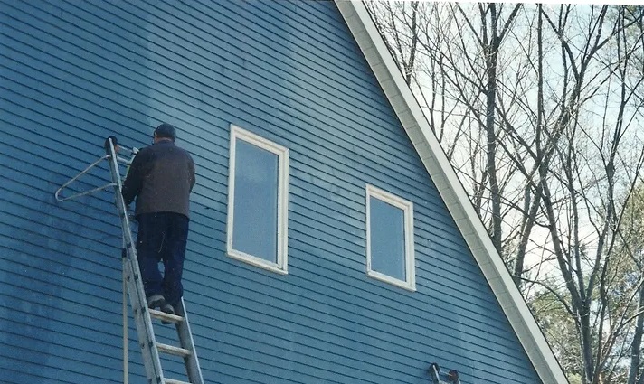 Clean vinyl siding — hand-scrubbed to remove mold and staining